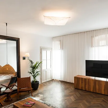 Black Church Flat * בראשוב