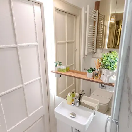 Black Church Flat בראשוב