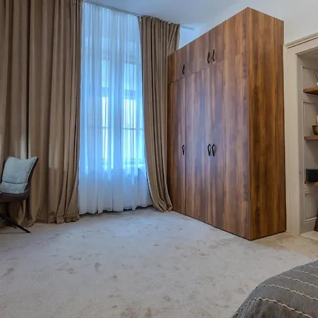 Apartment Black Church Flat Brasov